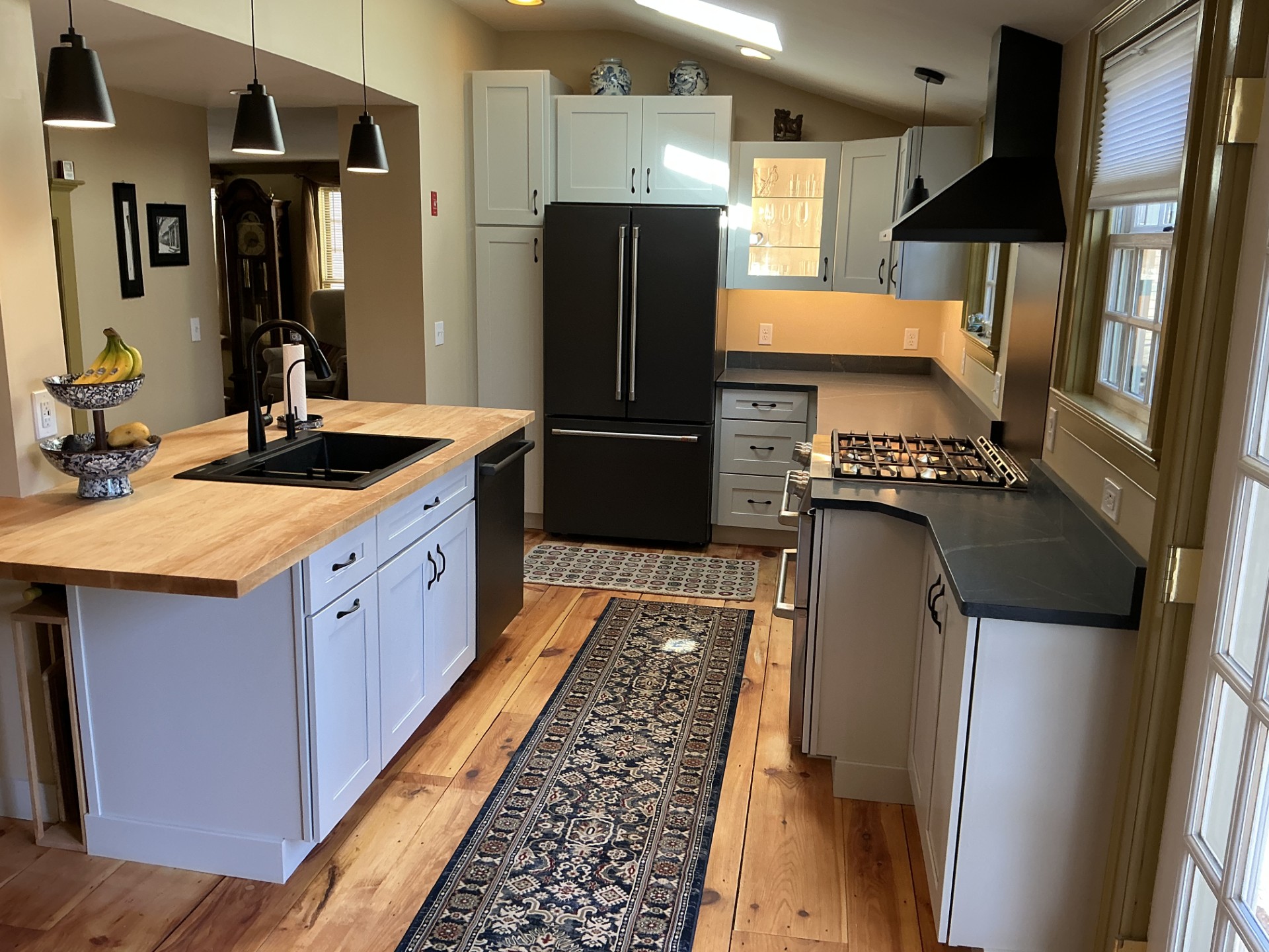 Warm Contrast in a Compact Kitchen